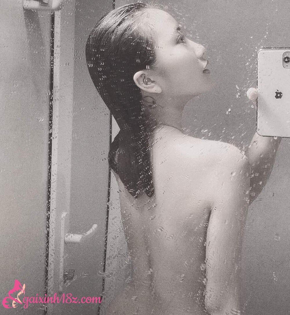 Lê Thị Khánh Huyền đang tắm