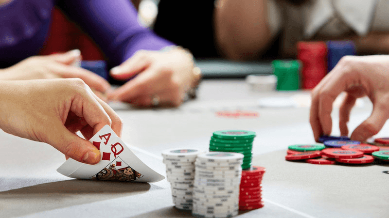 Làm thế nào để chơi poker?