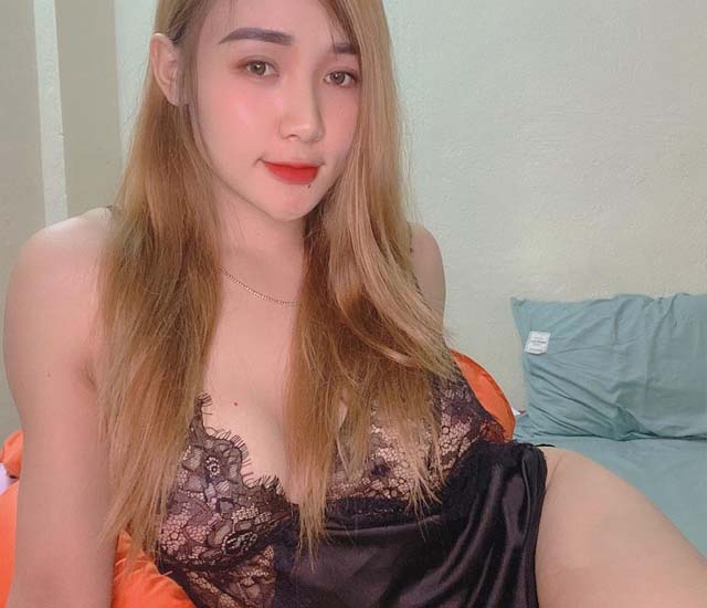 anh sexy emily nguyen - Ảnh sexy của Emily Nguyễn trên giường ngủ
