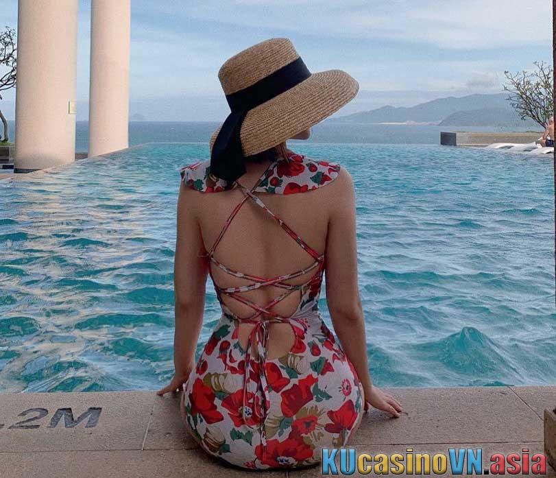 Văn Mai Hương bikini