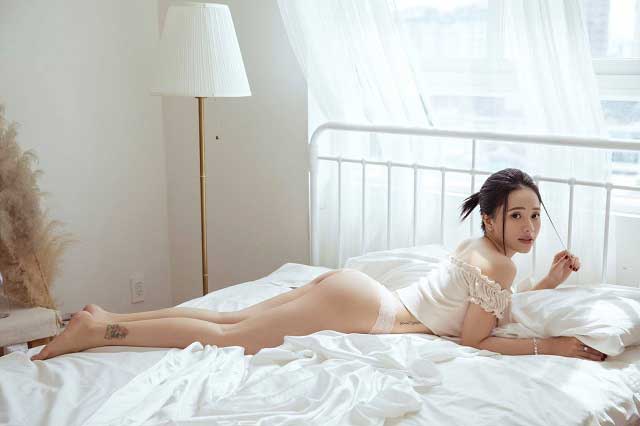 nguyen thu thuy bikini - Nguyễn Thu Thủy nằm sấp khoe đường cong trên giường