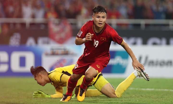 Cầu thủ Nguyễn Quang Hải - Người hùng của bóng đá Việt Nam đá