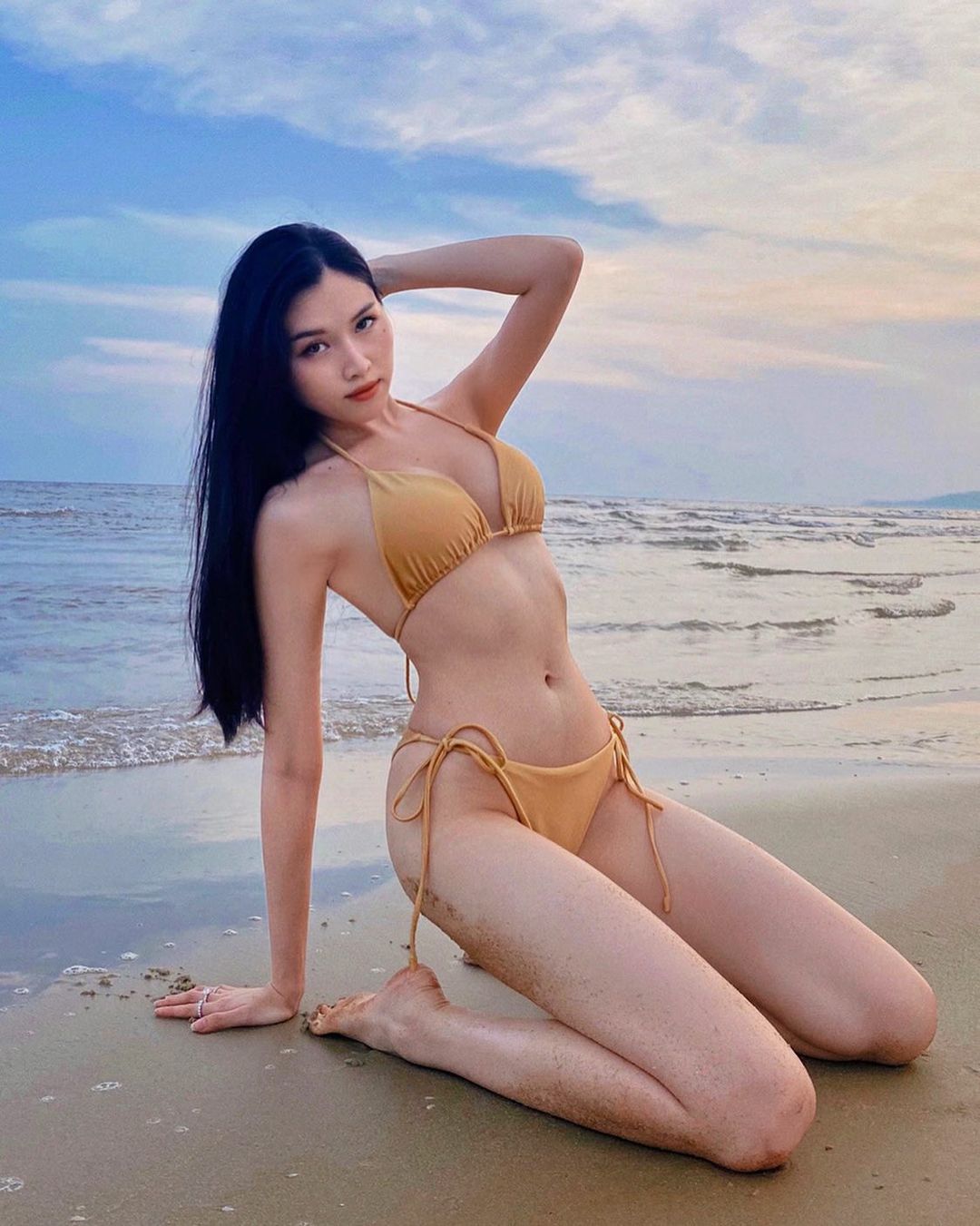Thanh huyền bikini trên bãi biển
