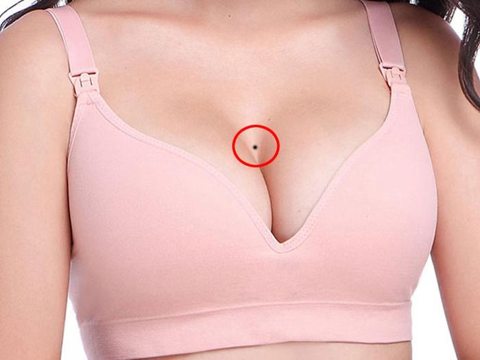 Nốt ruồi trên ngực phụ nữ tượng trưng cho điều gì? 210290352