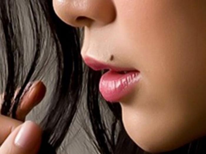 Nốt ruồi trên môi phụ nữ có ý nghĩa gì? 