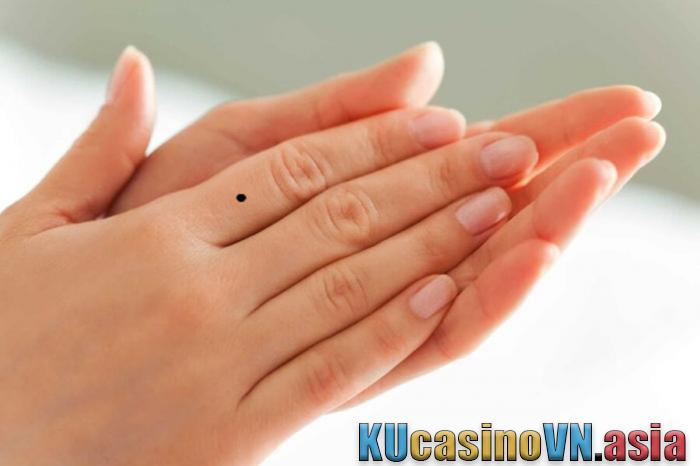 Nốt ruồi ở ngón tay trỏ