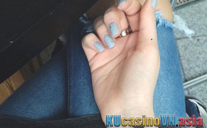 nốt ruồi trên ngón tay cái
