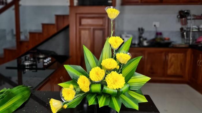 Chia sẻ cách cắm hoa cúc vàng trên bàn thờ 962131152