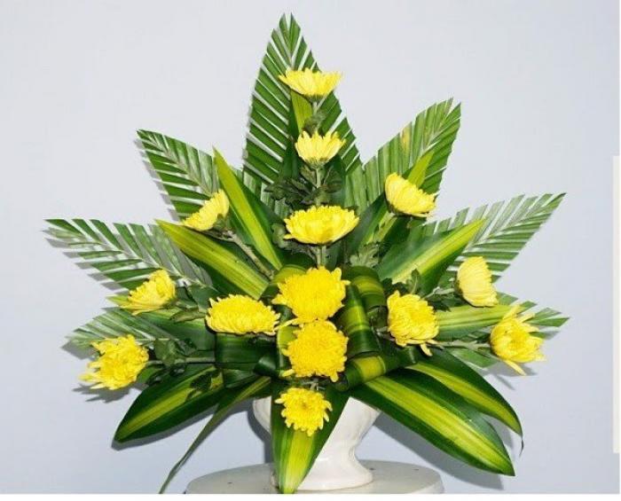 Chia sẻ cách cắm hoa cúc vàng trên bàn thờ 962131152