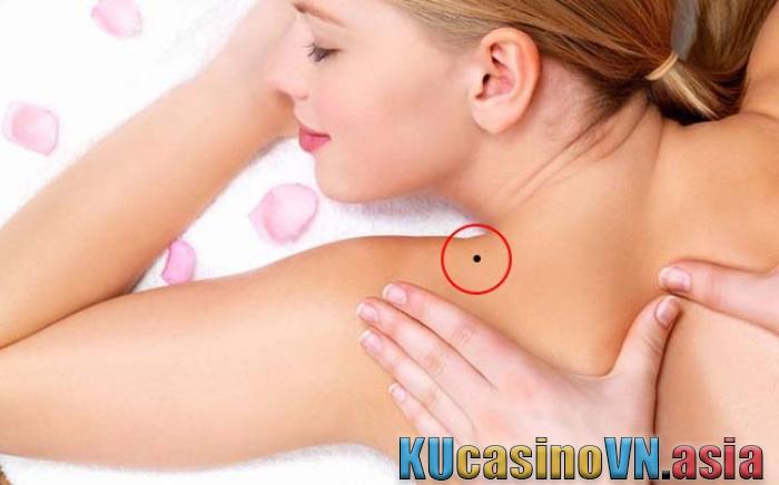 nốt ruồi ở vai