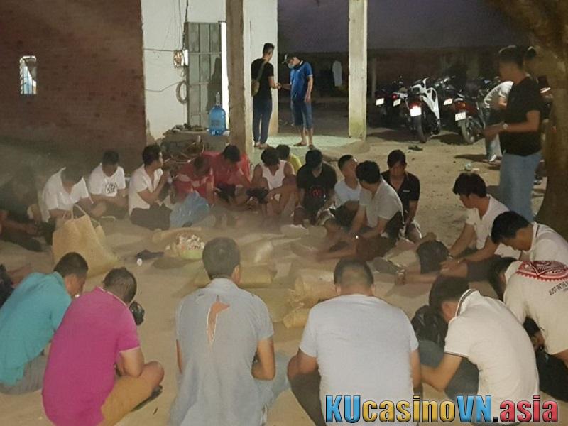 Triệt phá ổ nhóm đánh bạc dưới hình thức đá gà ở Quang Bin