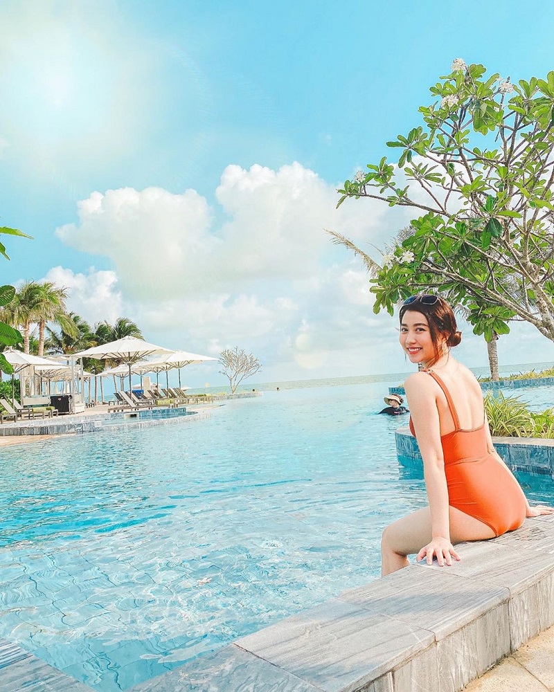Huỳnh Hồng Loan khoe dáng với bikini