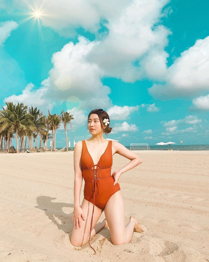 Huỳnh Hồng Loan khoe dáng với bikini gợi cảm 