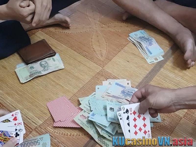 Bắt giữ 5 thanh niên tụ tập đánh bài ăn tiền