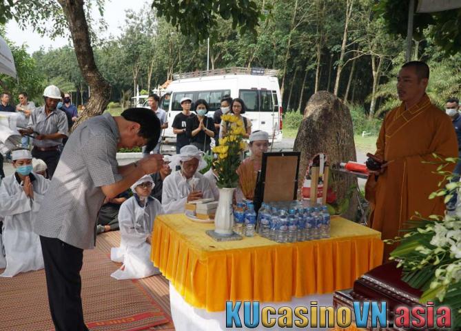 vái lạy khi đi viếng đám tang